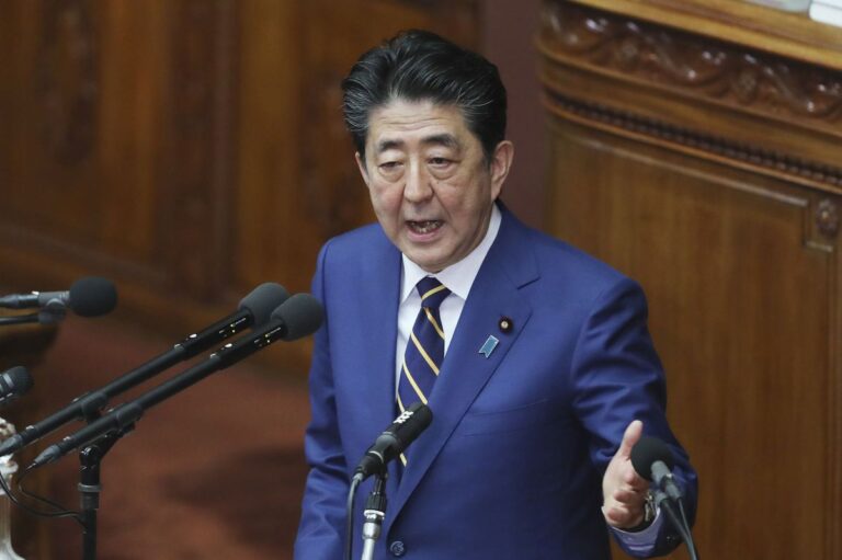 Japonský expremiér Abe se zřejmě stal obětí atentátu