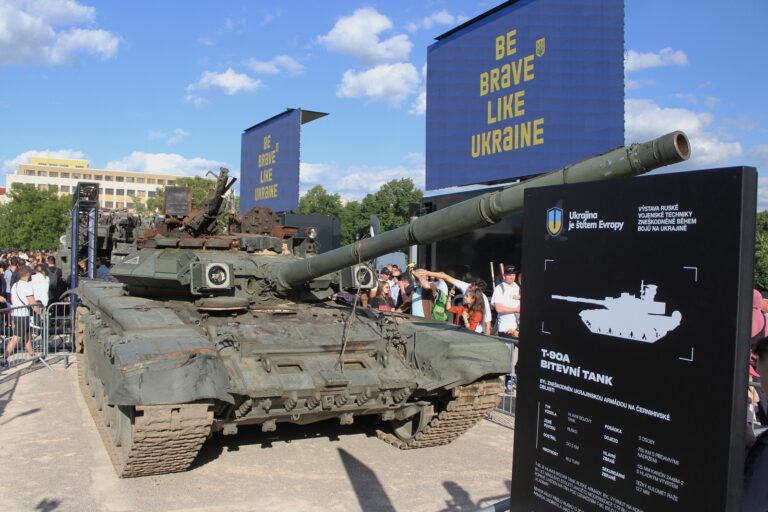 Stovky lidí přišly na zahájení výstavy ruské vojenské techniky