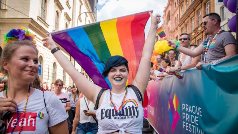 Vyvěšením duhové vlajky začal v Praze týdenní festival hrdosti Prague Pride