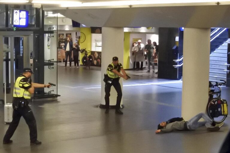 Nákladní auto v Nizozemsku vjelo mezi lidi, zahynuli nejméně dva z nich