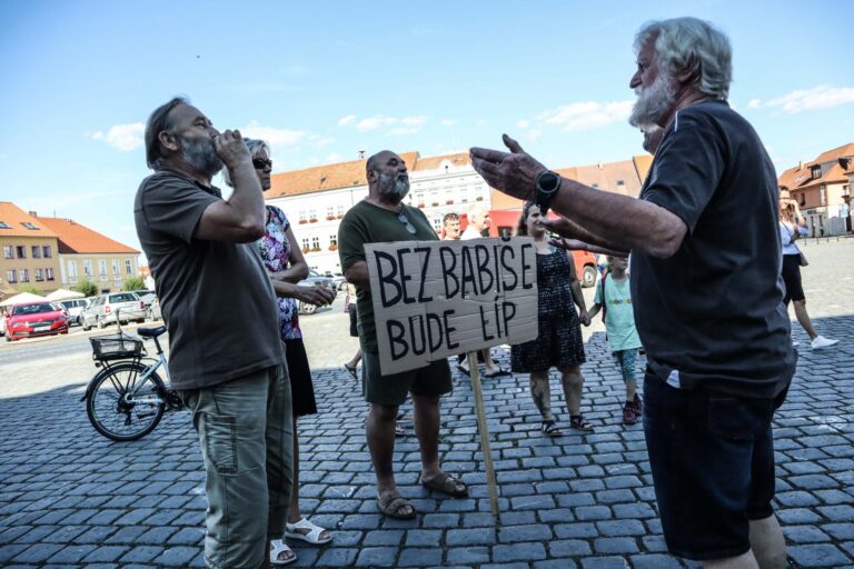 V Táboře na Babiše pískaly desítky lidí, označil je za zoufalce i voliče koalice