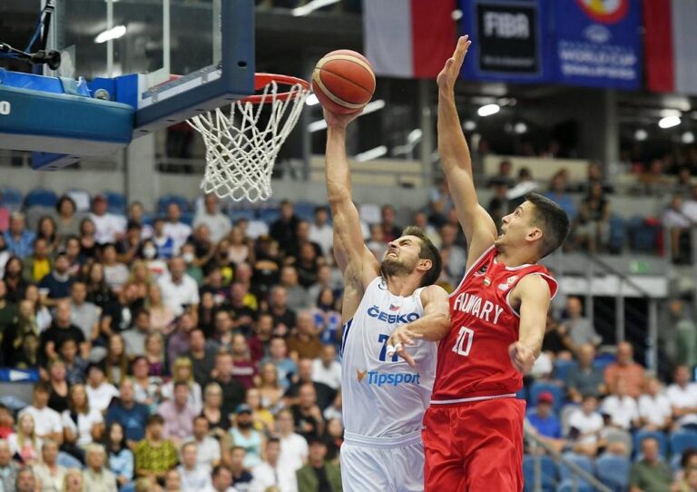 Basketbalisté podlehli Maďarsku 79:82 a zkomplikovali si boj o MS