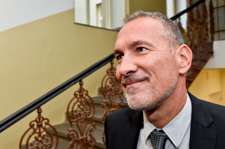 Na ženu šéfa rozvědky je psaný podíl ve firmě odsouzeného korupčníka