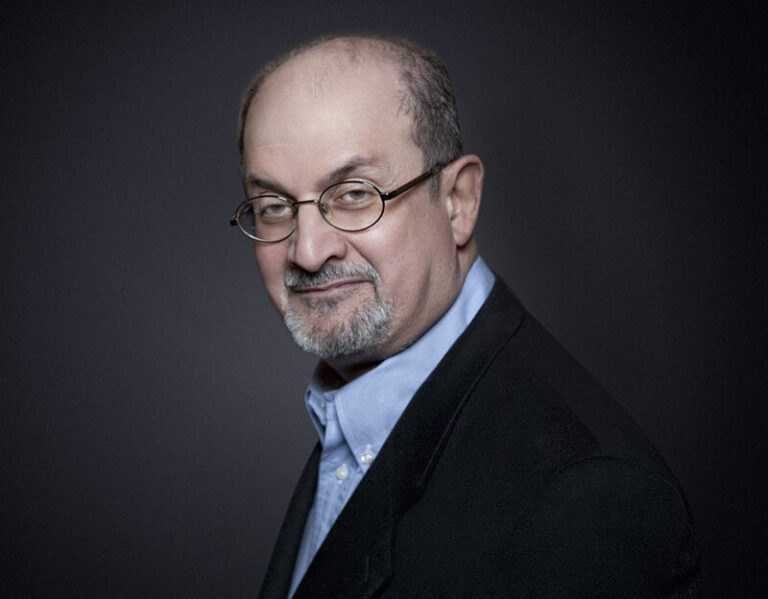 Rushdie je na dýchacím přístroji, možná ztratí oko, uvedl agent