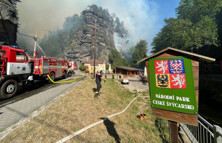 Premiér Fiala ocení hasiče, kteří hasili požár v Českém Švýcarsku