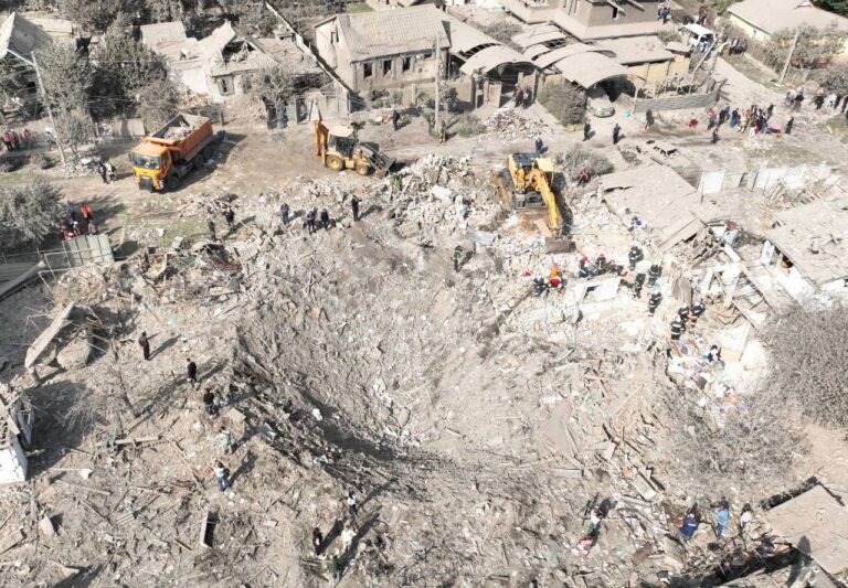 Na místě raketového útoku v Dněpru našli záchranáři části těla dítěte – ukrajinská média