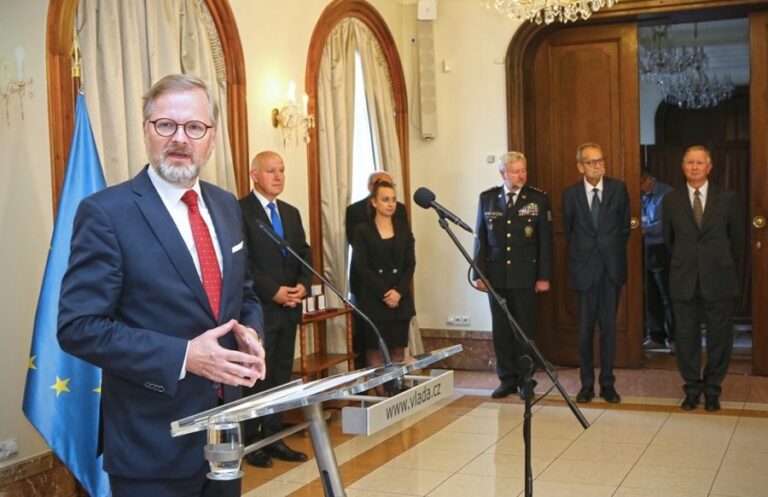 Hlasování o nedůvěře české vládě. Kdo stojí za pokusem o destabilizaci?