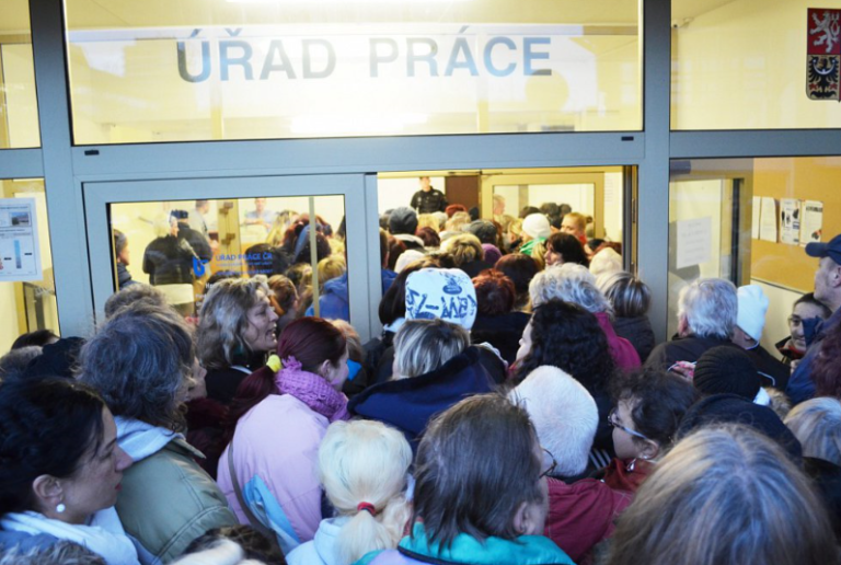 Úřad práce zveřejní únorovou nezaměstnanost, analytici odhadují čtyři pct.