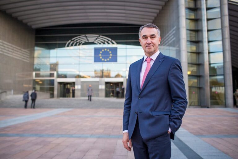 Turismus z Ruska musíme utnout. Žádné nakupování, jde o zastavování, myslí si litevský europoslanec