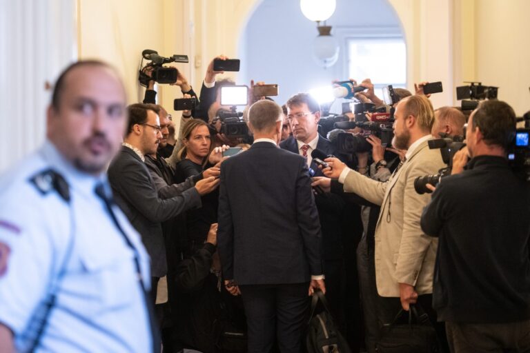 Pět momentů prvního týdne soudu o Čapím hnízdě: příjezd Babiše mladšího i mlčící rodina