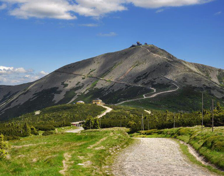 Vrcholy Krkonoš pokryl poprašek sněhu, vítr zastavil horní úsek lanovky na Sněžku