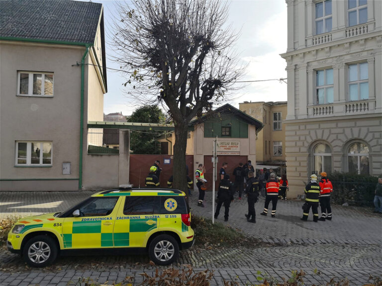 V Příbrami zavalila střecha čtyři dělníky, jeden z nich je vážně zraněný