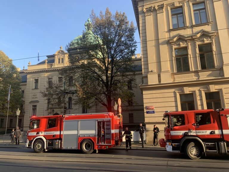 Před úřadem vlády v Praze se zastřelil muž, policie okolnosti zjišťuje