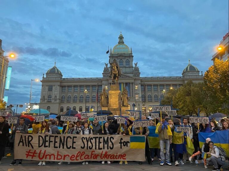 Říjen změnil celý svět.