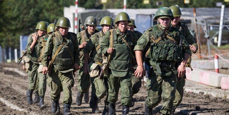 Bič na uprchlé Rusy. Senátor je chce připravit o peníze za práci na dálku