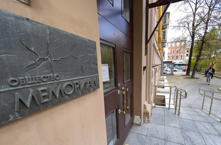 Ruský soud nařídil zabavit kanceláře organizace Memorial, která má Nobelovu cenu