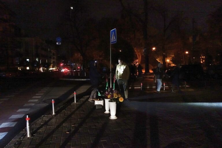 ‚Celá Ukrajina je ve tmě.‘ S nedostatkem elektřiny lidé bojují semknutím i humorem