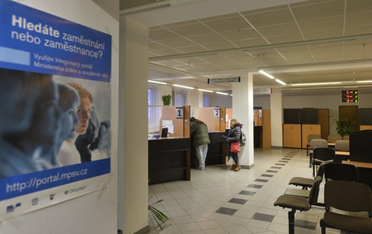 Průzkum: Pětina firem chce příští rok nabrat lidi, propouštět šest pct