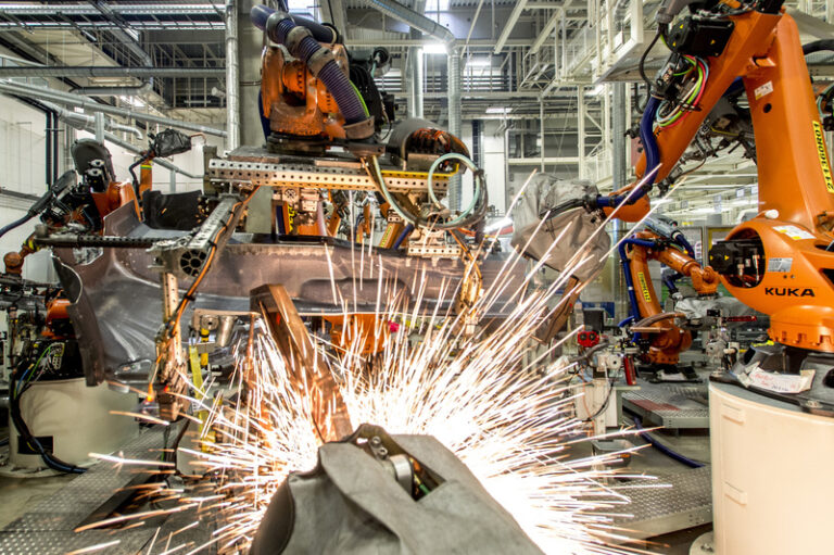 Průmysl v ČR v září zrychlil růst na 8,3 %, stavebnictví kleslo o 3,7 %