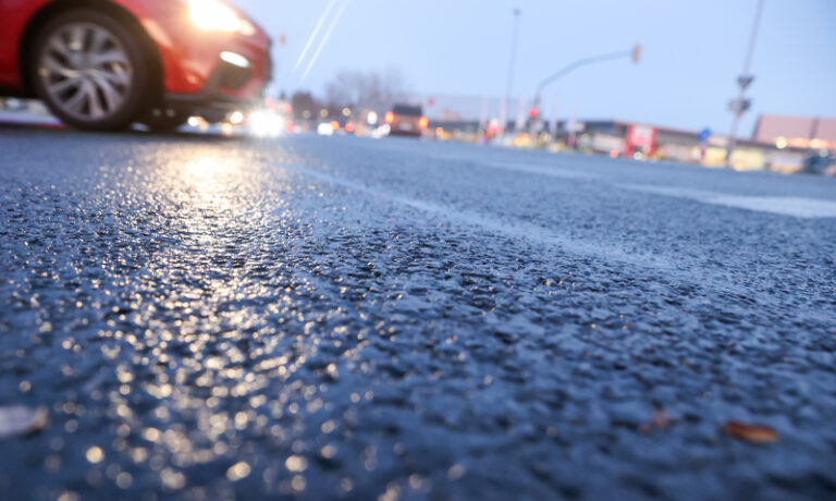 O víkendu se výrazně ochladí, místy bude sněžit a objeví se náledí