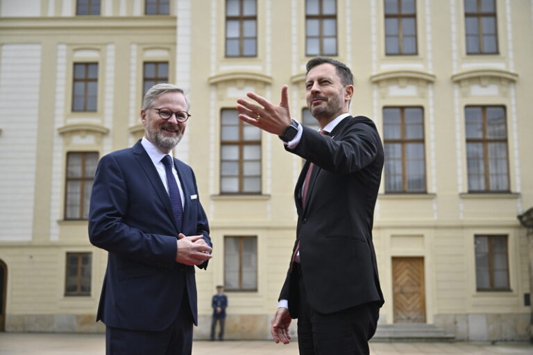 Ukrajina chce mír, to Putin musí stáhnout svá vojska, prohlásil premiér Heger v rozhovoru pro ČT