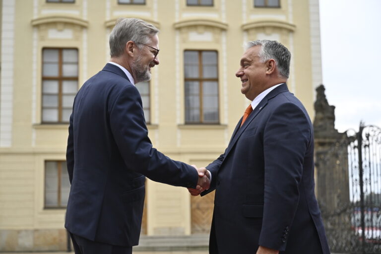 Orbán vzkázal, aby lidé brali s klidem jeho šálu s mapou Velkého Maďarska