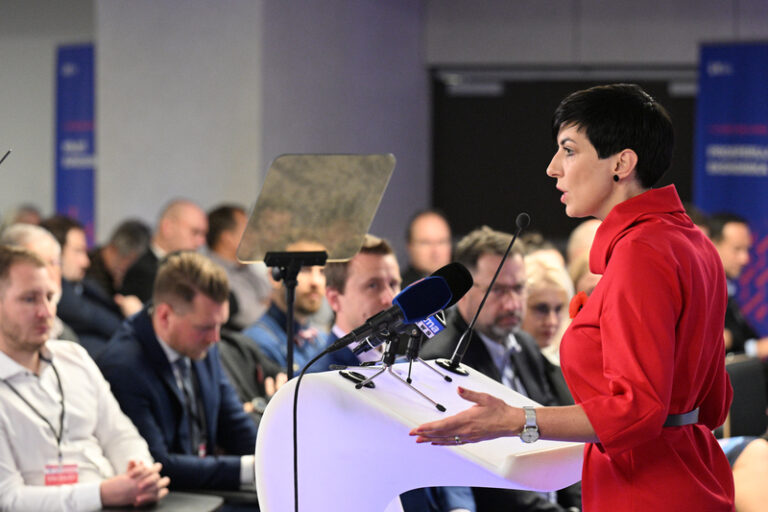 Pekarová Adamová: Realistický termín pro přijetí eura je rok 2030