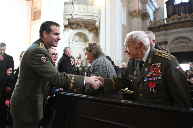 Na řadě míst v Česku dnes lidé uctí památku válečných veteránů