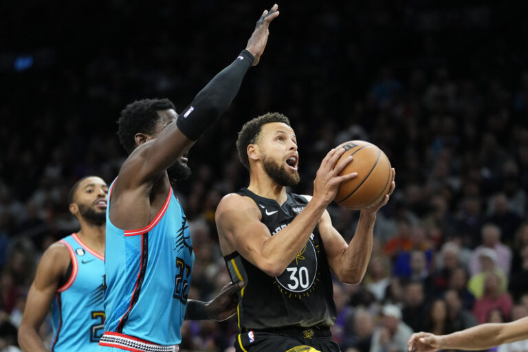 Krejčí trojkou zmírnil porážku Atlanty v NBA, Curry nastřílel 50 bodů