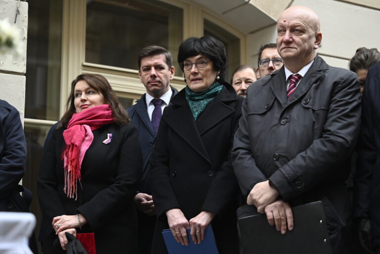 Politici uctí památku 17. listopadu na Národní třídě