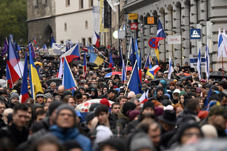 Pochodu za demokracii se zúčastnily tisíce lidí, podporují Ukrajinu