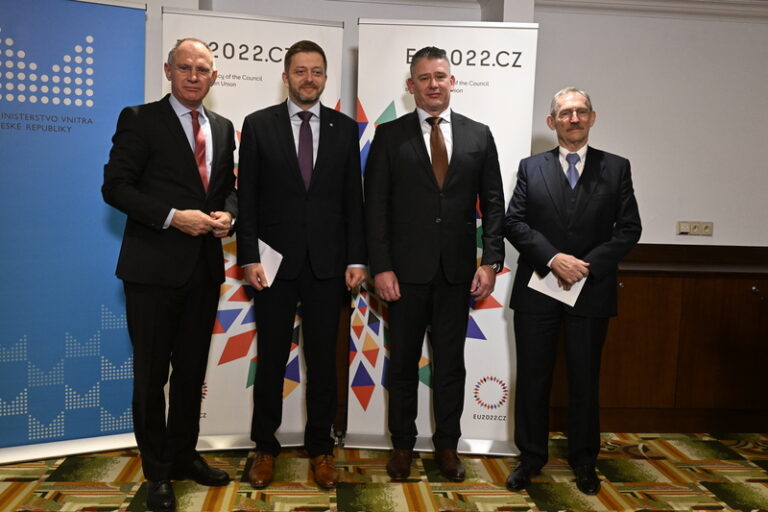 Migraci je třeba řešit jako problém všech zemí EU, uvedl Rakušan