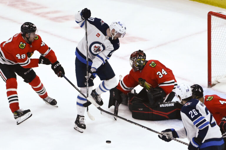 Mrázek inkasoval v NHL sedmkrát a Chicago prohrálo posedmé v řadě