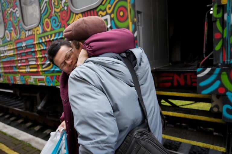 V Chersonu se radovali z příjezdu prvního vlaku z Kyjeva od začátku války