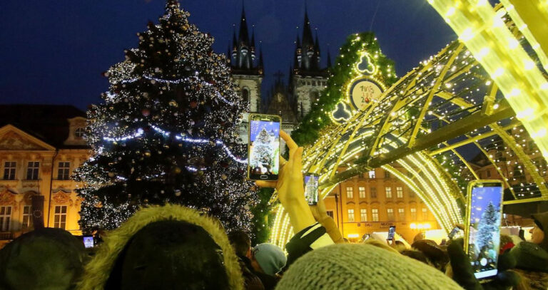 Začátek trhů na Staroměstském náměstí přilákal stovky lidí