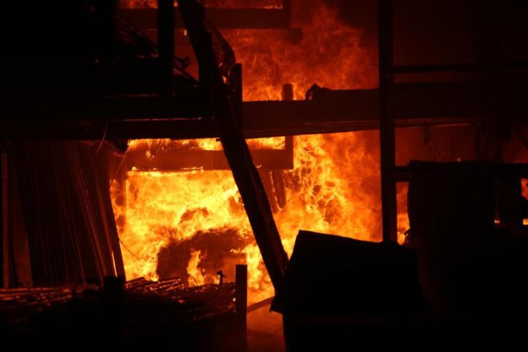 Při požáru v domě pro seniory v ruském Kemerovu zemřelo 20 lidí