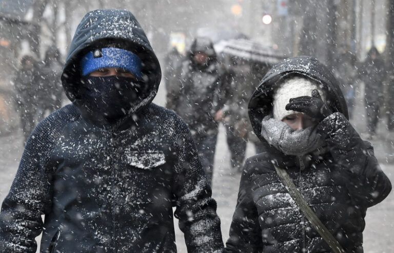 V ČR se dnes večer ochladí, bude pršet nebo sněžit, srážky mohou namrzat