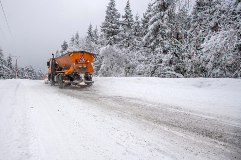 Na silnicích v horských polohách leží sníh