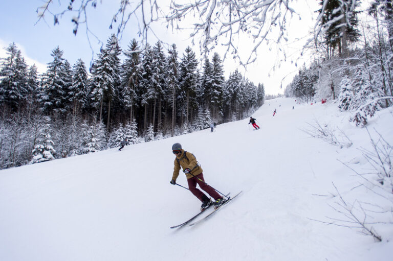 V ČR se otevírají lyžařské areály, sezonu zahajuje i Špindlerův Mlýn