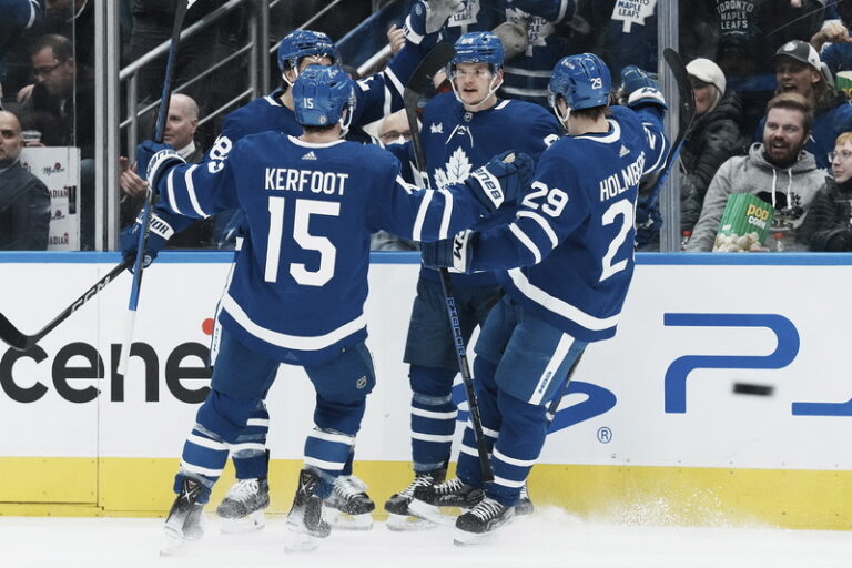 Kämpf ukončil v NHL čekání na gól, Hronek nevyrovnal rekord NHL