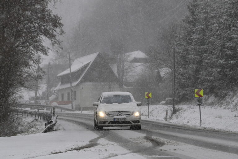 V části Česka sněží, platí výstraha, silnice jsou s opatrností sjízdné
