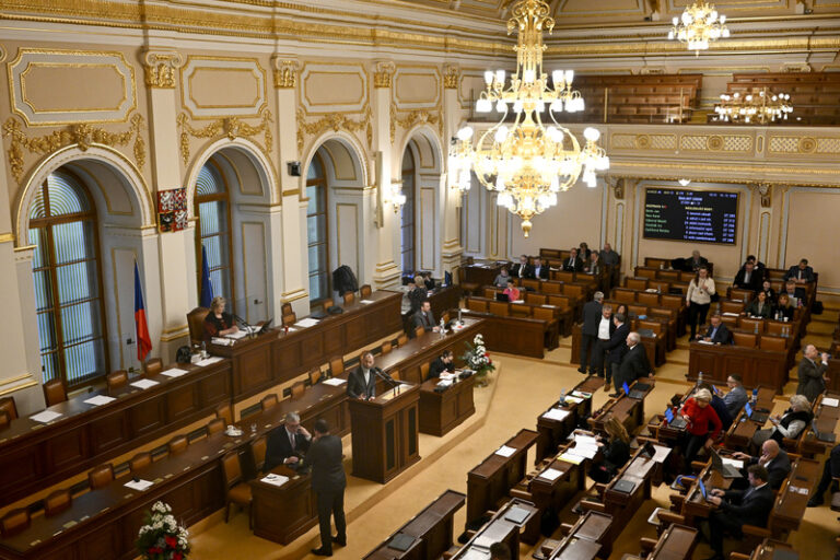 Sněmovna podpořila uzákonění platů učitelů na 1,4násobku průměrné mzdy