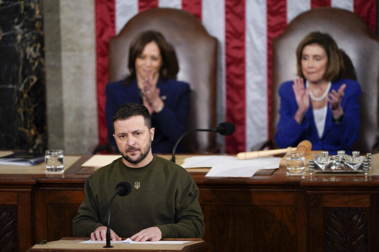 Prezident Ukrajiny přijel do USA. První návštěva během války.