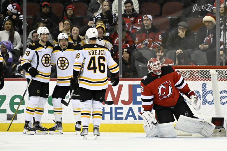 Pastrňák vstřelil dva góly, Ovečkin přeskočil Howea v tabulce střelců NHL