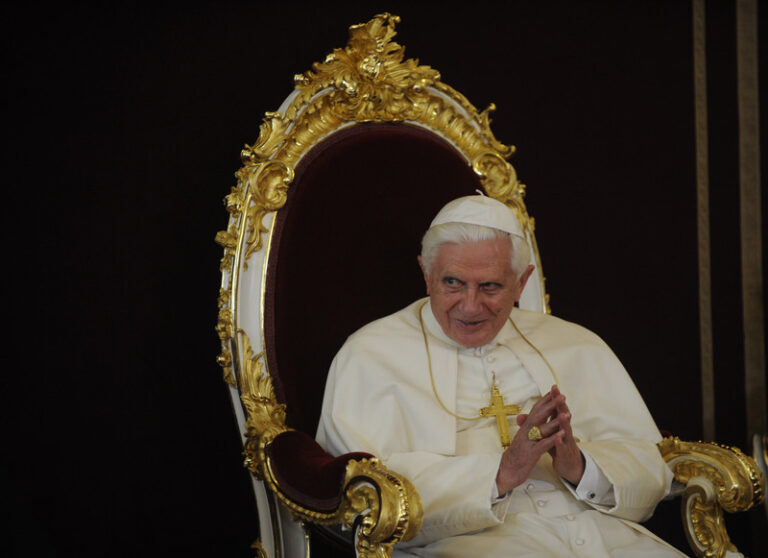 Zemřel emeritní papež Benedikt XVI., evropští státníci mu vzdávají hold