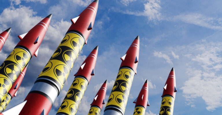 Čína rozšiřuje jaderný arzenál. Podle Pentagonu vypálila víc raket než zbytek světa