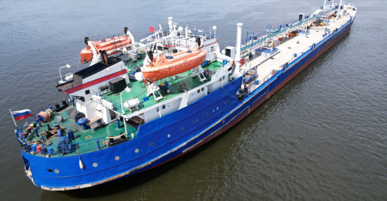 Vývoz ropy z Ruska klesl o polovinu za 48 hodin. U Bosporu se hromadí tankery