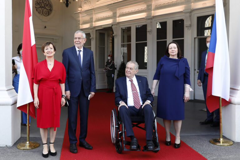 Zeman se chystá předat rakouskému prezidentovi Van der Bellenovi Řád bílého lva