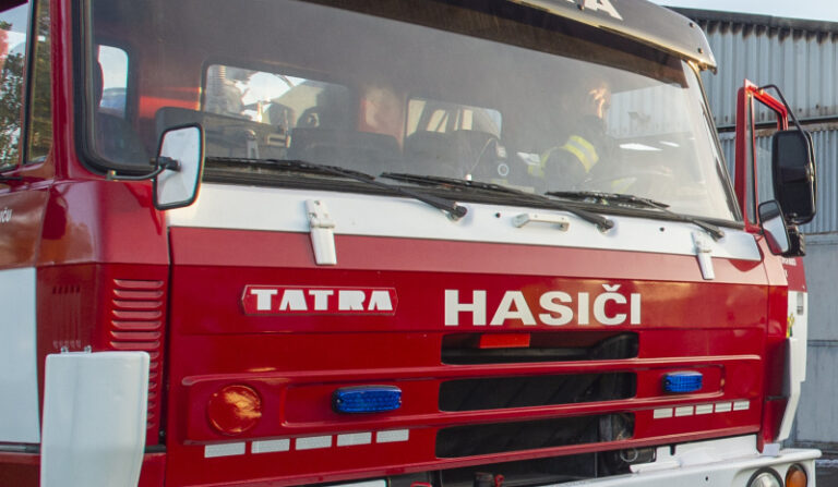 Na Trutnovsku zachvátil požár stáje, uhynulo asi 150 krav