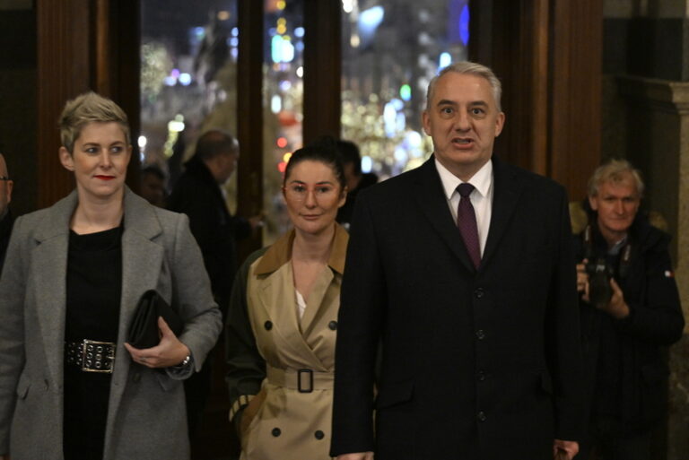 Středula odstoupil z kandidatury na prezidenta, podpořil Nerudovou